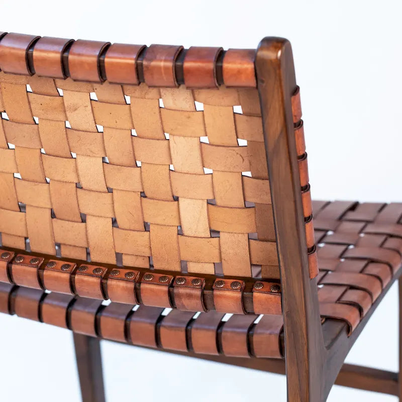 Chaise de salle à manger latérale en cuir pleine fleur tressé et cadre en teck