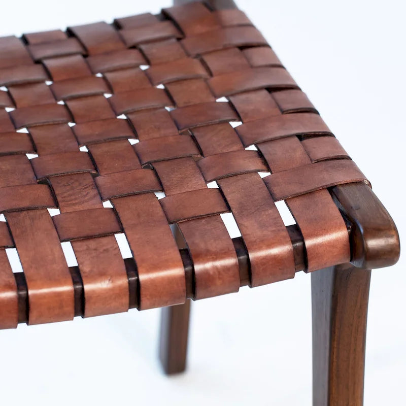 Chaise de salle à manger latérale en cuir pleine fleur tressé et cadre en teck